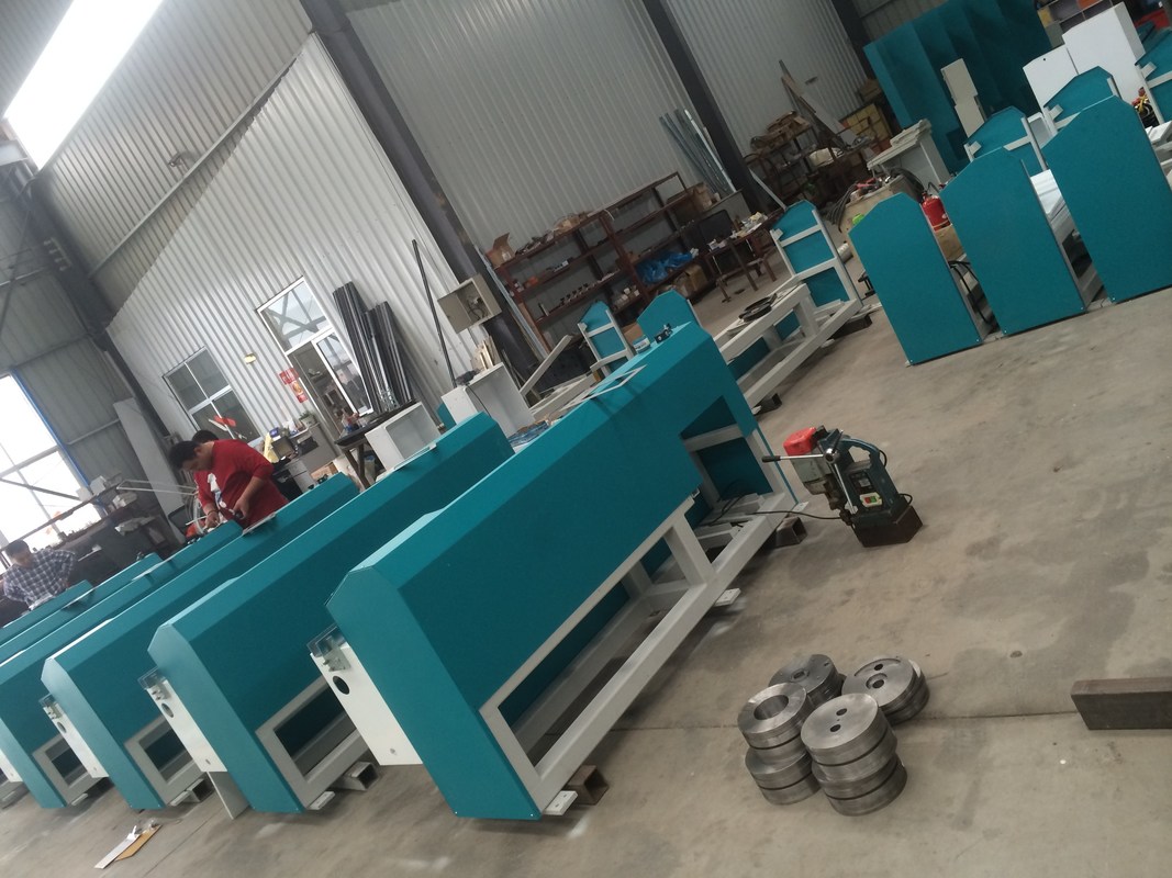 LJTB01 butil ekstruder makinesinin tipi, alüminyum eriyik çerçevelerini sıcak eriyik butil ile eşit olarak yaymak için kullanılır