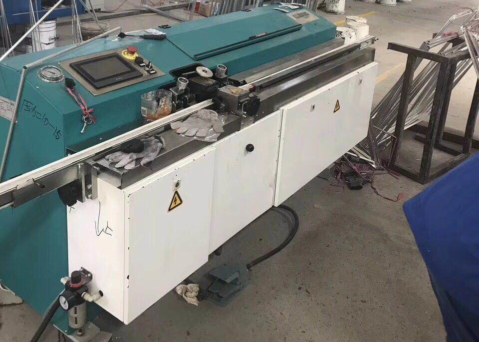 LJTB01 butil ekstrüder makinesi, alüminyum eriyik çerçevelerini sıcak eriyik butil ile eşit olarak yaymak için kullanılır.