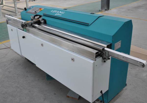 LJTB01 butil ekstruder makinesinin tipi, alüminyum eriyik çerçevelerini sıcak eriyik butil ile eşit olarak yaymak için kullanılır