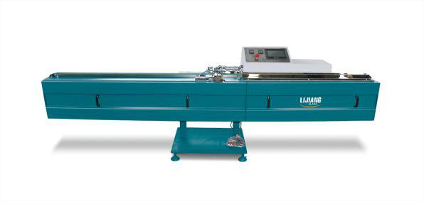 LJTB01 butil ekstruder makinesi alüminyum eriyik çerçevelerini sıcak eriyik butil ile eşit olarak yaymak için kullanılır,