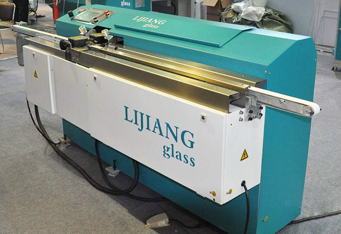 LJTB01 butil ekstrüder makinesinin tipi, alüminyum eriyik çerçevelerini sıcak eriyik butil ile eşit olarak yaymak için kullanılır.